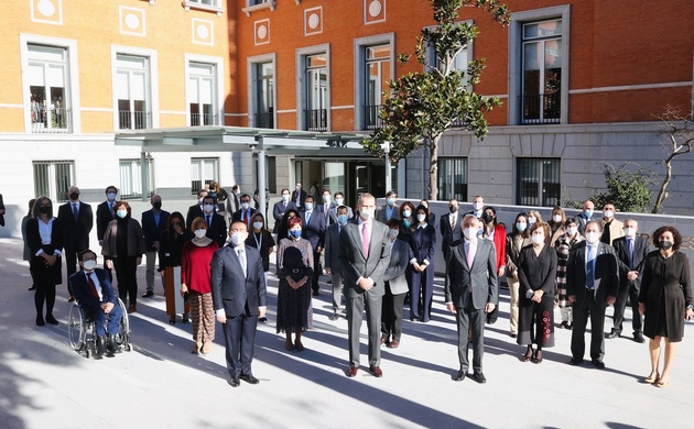 Fotografía de grupo de Su Majestad el Rey con personal del Ministerio de Asuntos Exteriores, Unión Europea y Cooperación a las puertas de su nueva sed
